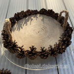 Tablett aus Baumscheibe mit Kiefernzapfen